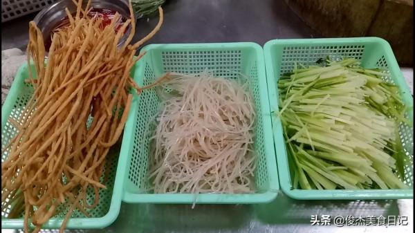 中秋佳節大廚分享一道農家美食，蘿蔔絲粉條炒饊子，桌桌必點