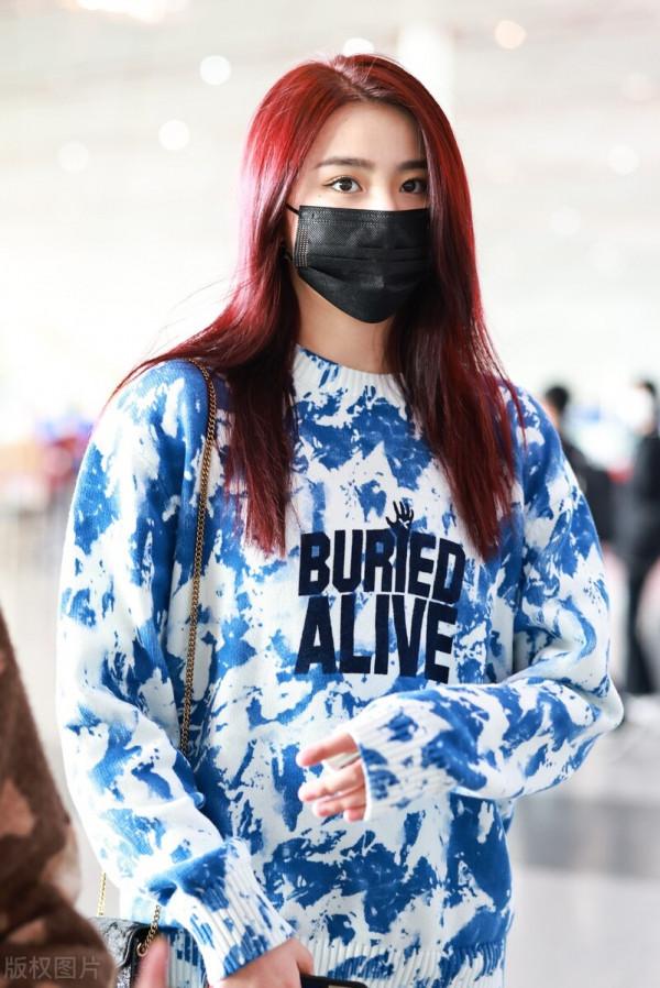 金子涵穿扎染印花衛衣搭配黑色緊身褲，腳踩馬丁靴簡單隨性