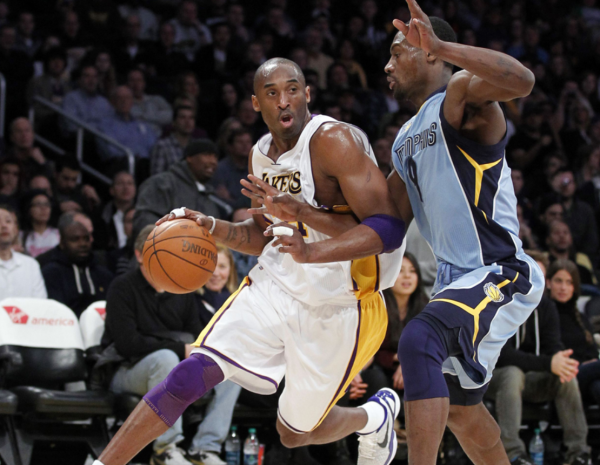 小球員花裡胡哨的違例動作引熱議！杜蘭特和小托馬斯：糟糕的籃球