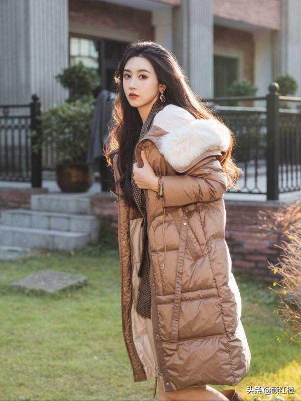 今年火了一種穿法叫“西服套裝+羽絨服”，幹練利落又實用，太美