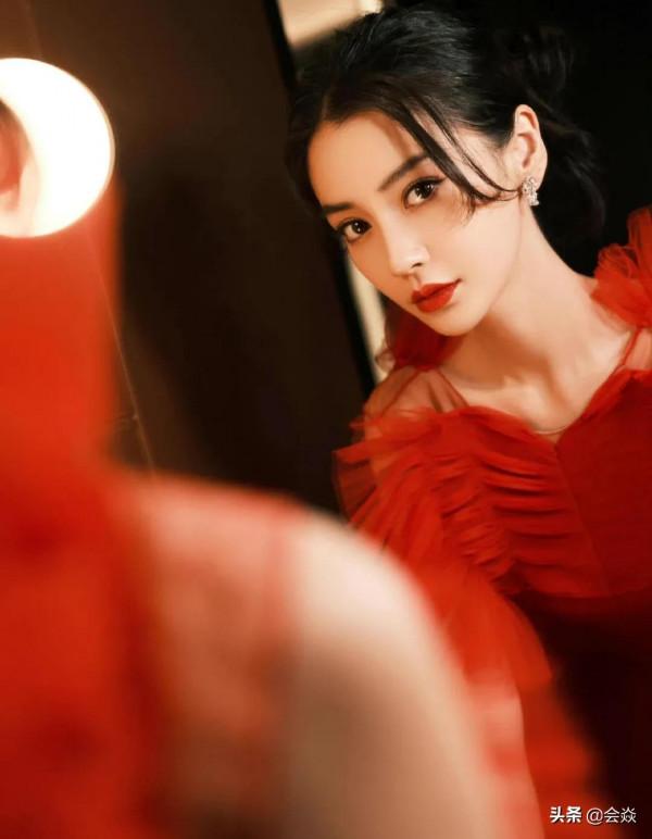 北影節開幕紅毯爭奇鬥豔：佟麗婭白色羽毛長裙，楊穎紅心禮服裙