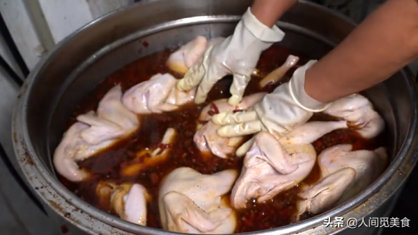 安徽這家椒麻雞,一天賣出2500只,許多客人只為一睹老闆“芳容” 安徽這家椒麻雞,一天賣出2500只,許多客人只為一睹老闆“芳容”