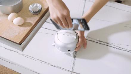 技術不夠，裝置來湊！這款桌面雲臺靠自動跟拍提升你的影片質量