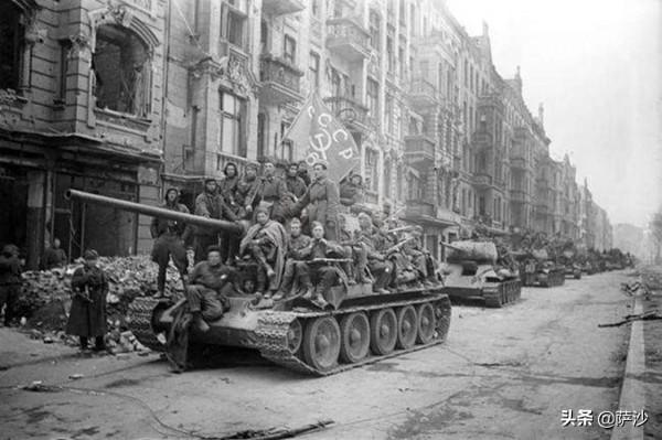 為什麼英美兩國會讓蘇聯去攻打柏林?1945年1月12日紅軍攻入德國 為什麼英美兩國會讓蘇聯去攻打柏林?1945年1月12日紅軍攻入德國