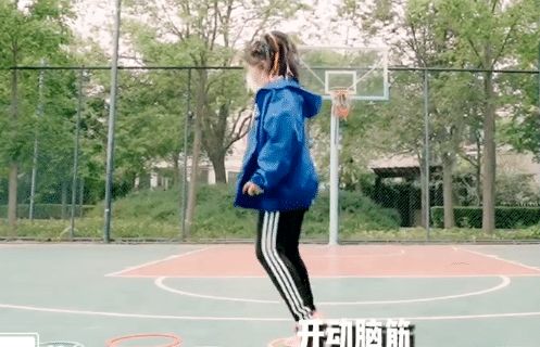 李湘女兒臨近開學打球跳繩拼命減肥,成功脫胖 瘦出“錐子臉” 李湘女兒臨近開學打球跳繩拼命減肥,成功脫胖 瘦出“錐子臉”