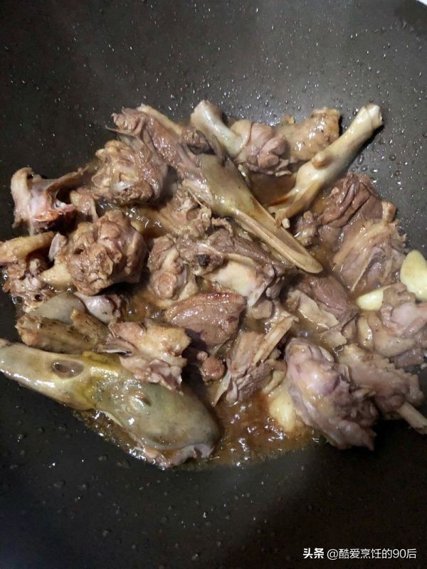 鴨子去腥別用姜，教你2招訣竅，鴨肉鮮香入味，好吃又無腥味