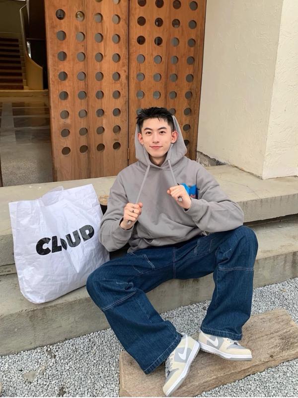 男人穿搭的品味主要是看搭配和想法,而非一味地追求品牌? 男人穿搭的品味主要是看搭配和想法,而非一味地追求品牌?