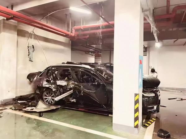 瓦斯爐要成背鍋俠?沃爾沃XC90充電爆炸,車輛毀損發動機蓋翹起 瓦斯爐要成背鍋俠?沃爾沃XC90充電爆炸,車輛毀損發動機蓋翹起