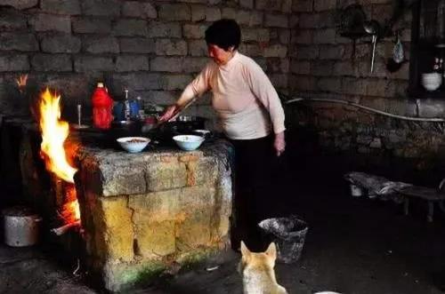 你的父母在農村挨冷受凍，你卻在大城市用著暖氣，你會感到心痛嗎