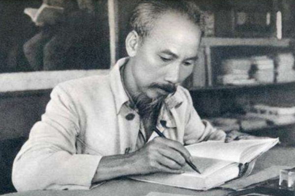 1950年胡志明到我國搬救兵，毛主席問他要多少兵，胡：我只要陳賡