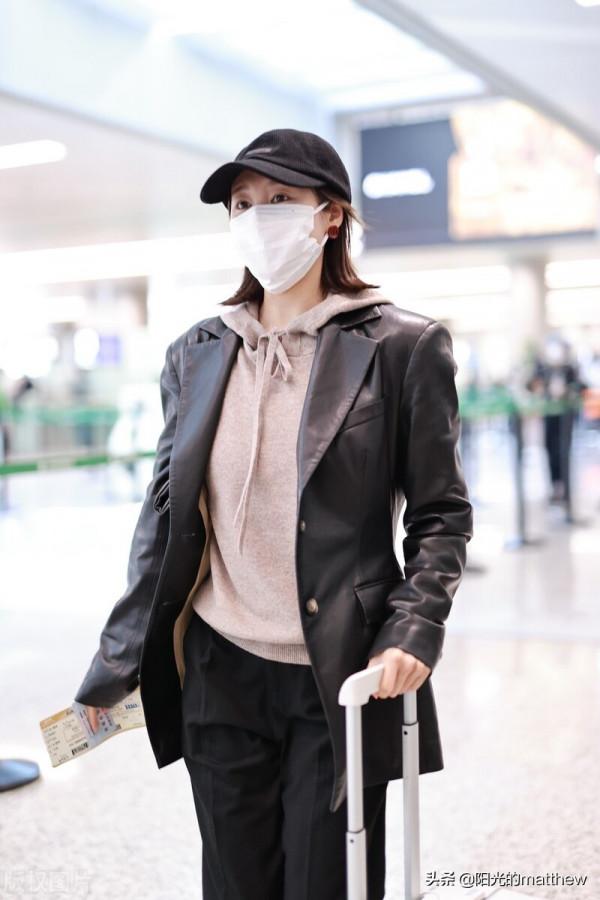 街拍：李純針織帽衫+皮西裝+運動鞋+休閒褲+棒球帽簡約大氣