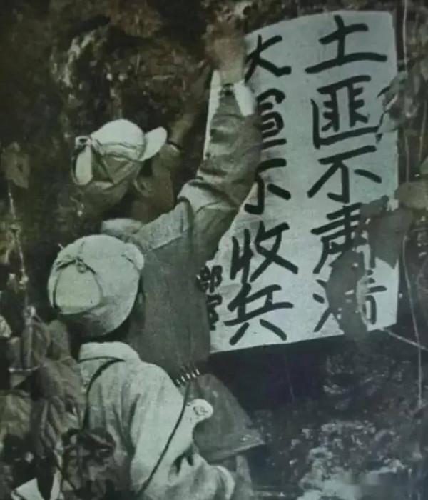 1949年特務假冒書記縣長迎接劉鄧首長,案發現場遺留槍套暴露身份 1949年特務假冒書記縣長迎接劉鄧首長,案發現場遺留槍套暴露身份
