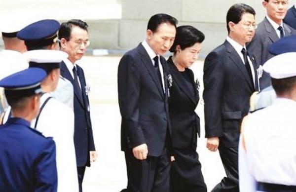 韓國前總統李明博入獄後的生活:住13平米單間,喝豆腐湯 韓國前總統李明博入獄後的生活:住13平米單間,喝豆腐湯