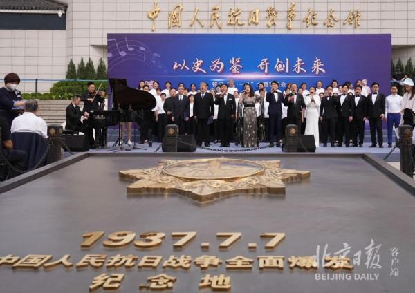 銘記“九一八”!今天,抗戰館銅牆鐵壁雕塑前擺滿鮮花 銘記“九一八”!今天,抗戰館銅牆鐵壁雕塑前擺滿鮮花