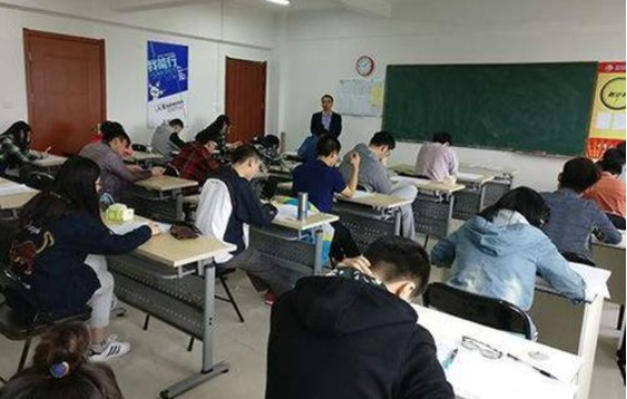 男子目標清華，連續復讀8年，32歲圓夢卻被批評浪費教育資源