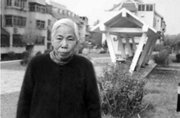 他是毛主席的堂弟毛澤青，為了投身革命隱姓埋名，妻子是環衛工人