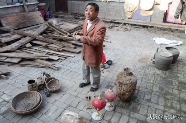 山西農民走村串巷做怪生意，收舊貨藏回家不賣1件，另有所圖