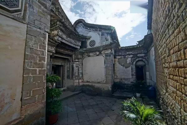 雲南有一古宅,主人靠玉石發家,是當地首富,曾娶緬甸公主為妻 雲南有一古宅,主人靠玉石發家,是當地首富,曾娶緬甸公主為妻