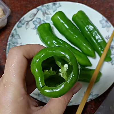 五郞草塘蝨魚釀青椒這樣做也太好吃了，每天下飯都靠它