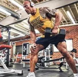 49歲的“巨石”強森帶娃，展現完美背部