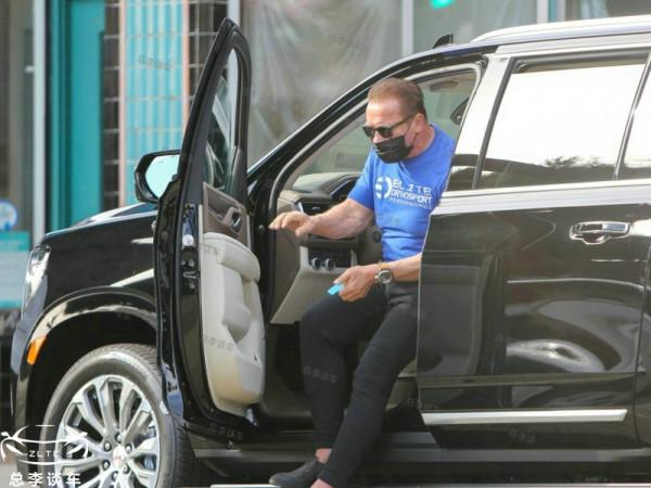 74歲施瓦辛格出車禍，5.72米座駕差點翻車，同款車國內罕見