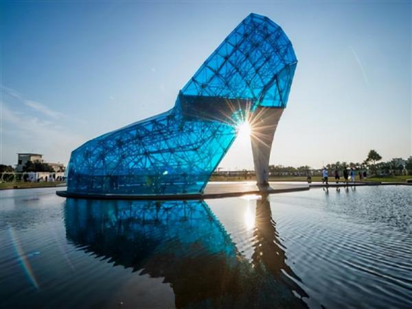 嘉怡公園內一奇特建築，為巨型玻璃高跟鞋，閃亮好看成網紅聖地