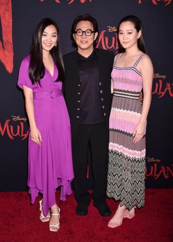 李連杰兩個女兒長相挺普通，穿裙裝配裸妝氣色不差，似鄰家小女孩