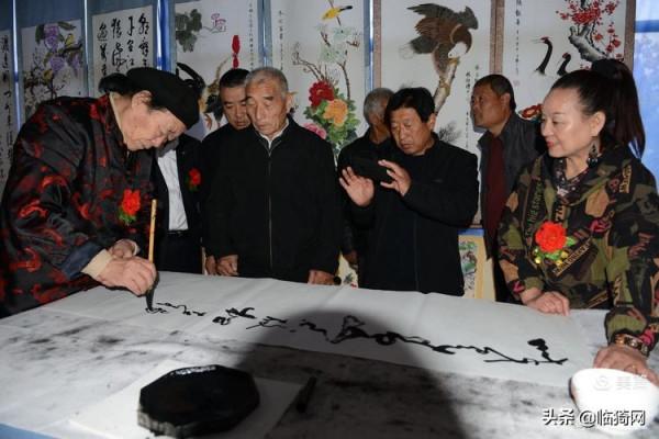山西臨猗：叔侄倆舉辦的書法藝術個人家庭展在農家小院隆重開幕