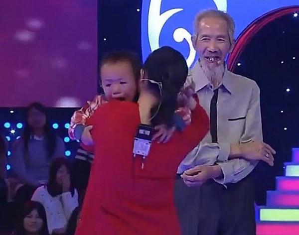 8年前，湖南71歲郎中生一男孩，如今由外婆照顧，夫妻倆在外旅遊