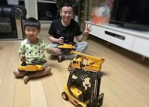 帶你看看潘長江的豪宅，日子節儉，在家像個小老頭