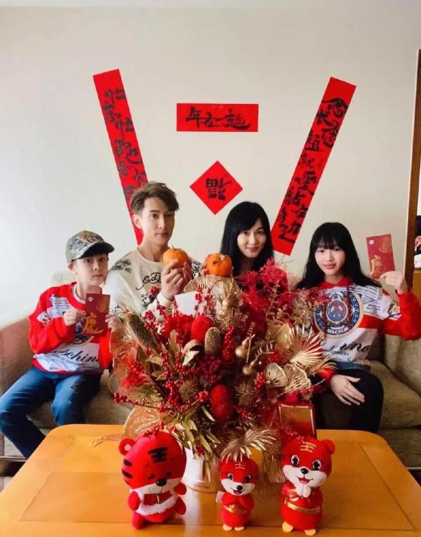 明星曬全家福：森碟比爸爸田亮高，張紀中像爺爺，胡杏兒最接地氣