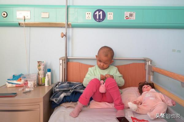 5歲女童眼睛裡腫瘤如雞蛋，無錢醫治家人只能帶她去診所打止痛針