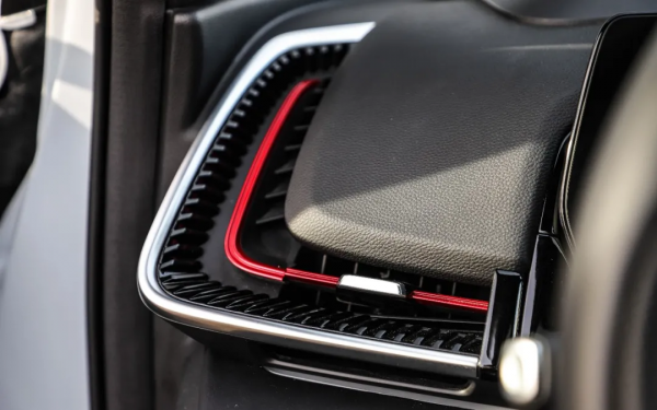 電子後視鏡+華為車機,軸距2735mm,預計10萬出頭可買 電子後視鏡+華為車機,軸距2735mm,預計10萬出頭可買