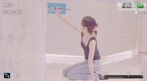 15歲李嫣氣質趕超王菲！穿吊帶衫大秀纖細身材，顏值徹底大變化