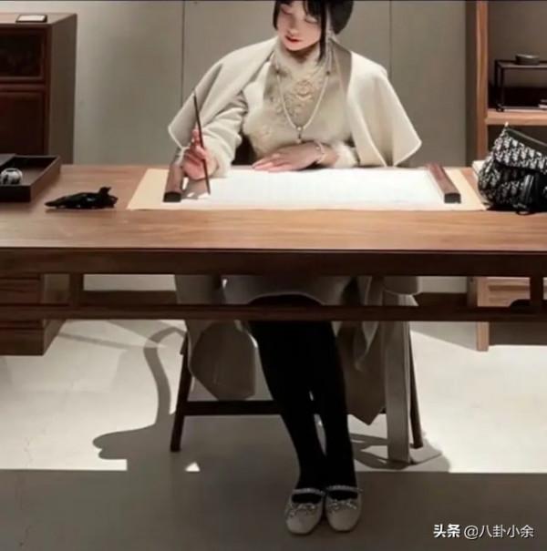 提著Doir包包，穿著高開叉旗袍逛寺廟，這屆佛媛的操作真野