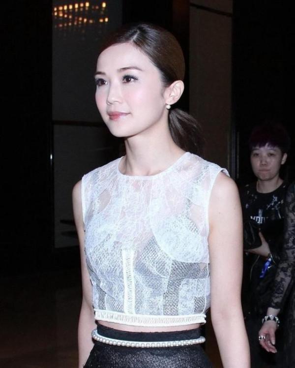 鍾欣潼蔡卓妍同框看得出年齡差別，都穿蕾絲效果不同，保養挺重要