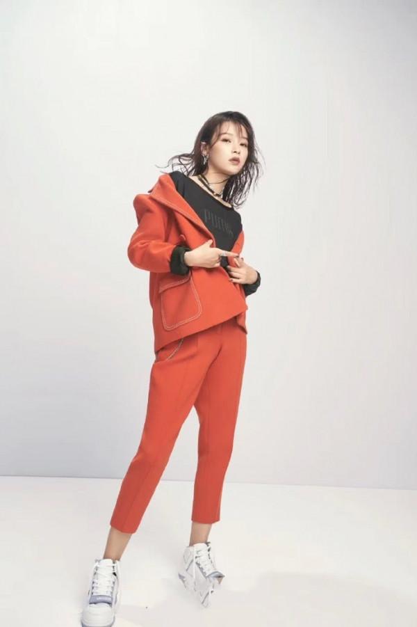 孫怡仗著腿長真拼,居然敢挑戰“塑膠”高跟鞋,好奇這腳出汗嗎? 孫怡仗著腿長真拼,居然敢挑戰“塑膠”高跟鞋,好奇這腳出汗嗎?