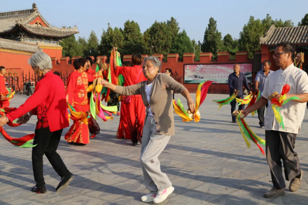 在伏羲陵前,趕一場神奇廟會 在伏羲陵前,趕一場神奇廟會