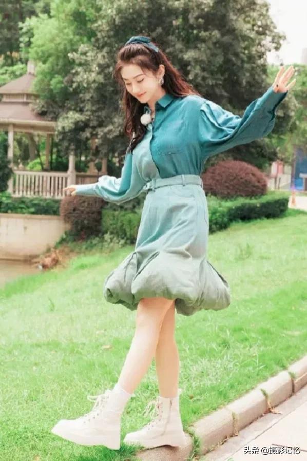 景甜：嚴肅起來也很美