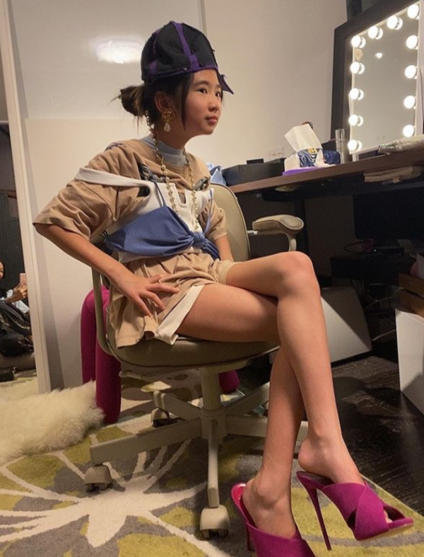 曹格11歲女兒近照引發關注！化濃妝衣著成熟，氣場強大模特範十足