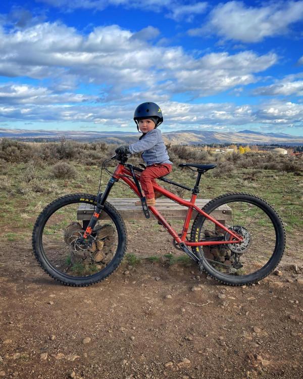 美國4歲萌娃單板攀巖越野樣樣行？爹媽超愛戶外運動，娃也不簡單