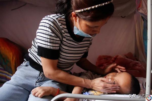 雲南男童一覺睡了四年,一天頂多醒來一小時,媽媽苦盼奇蹟發生 雲南男童一覺睡了四年,一天頂多醒來一小時,媽媽苦盼奇蹟發生