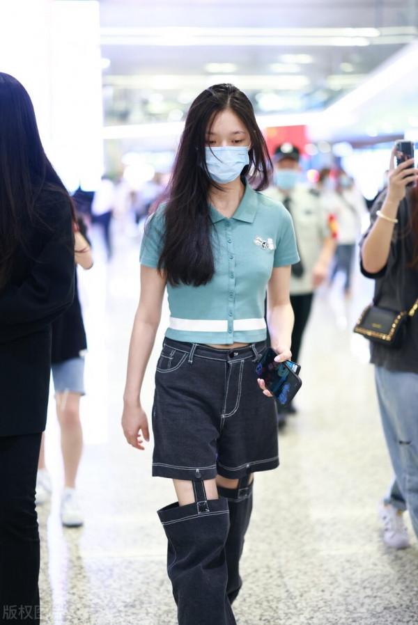 林允穿綠色短袖針織衫搭配拼接分割牛仔褲熱辣時髦