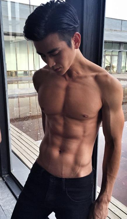 男星的腹肌有多炫，看到吳磊，網友表示：這聲老公我先叫