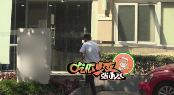 37歲文章現身醫院，隻身看病無人陪伴，一瘸一拐痛到呲牙好心酸