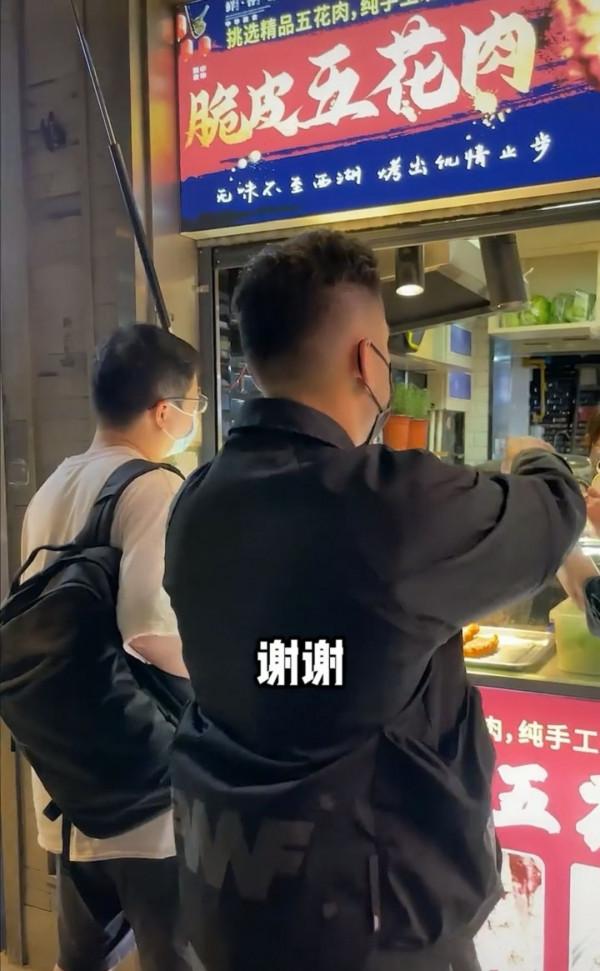 38歲知名港星逛杭州夜市,不戴口罩無人認出,化身乾飯人直呼好吃 38歲知名港星逛杭州夜市,不戴口罩無人認出,化身乾飯人直呼好吃