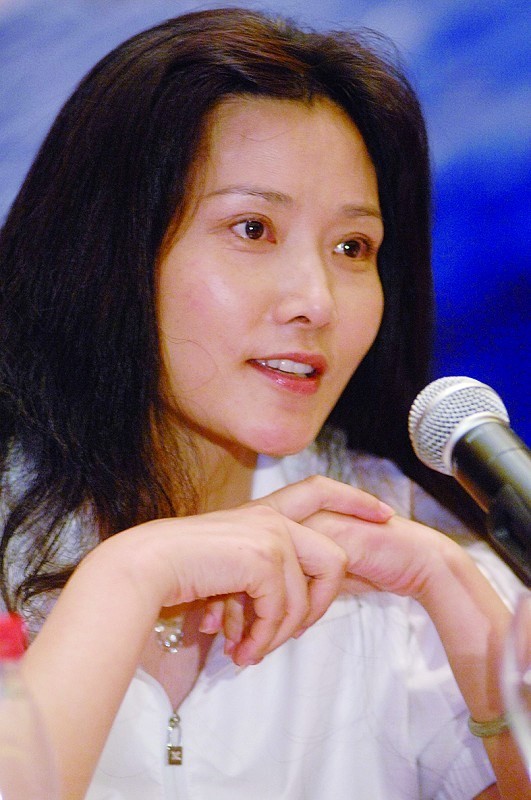 何賽飛：25歲嫁初戀，兒子跟她姓，32年無緋聞，婚姻美滿知足常樂