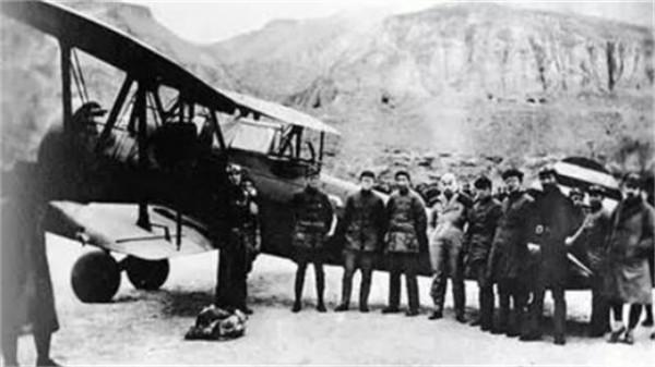 戴笠請50個漢奸吃飯，坐下後，他說：現在公開逮捕名單