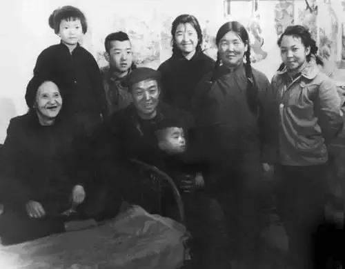 1964年，毛主席請王進喜吃飯，桌上共有12道菜，但他為何沒吃飽？