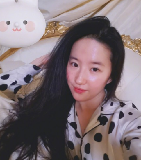 37歲白百何曬懟臉自拍！素顏出鏡面色紅潤，下巴一顆痘痘好顯眼